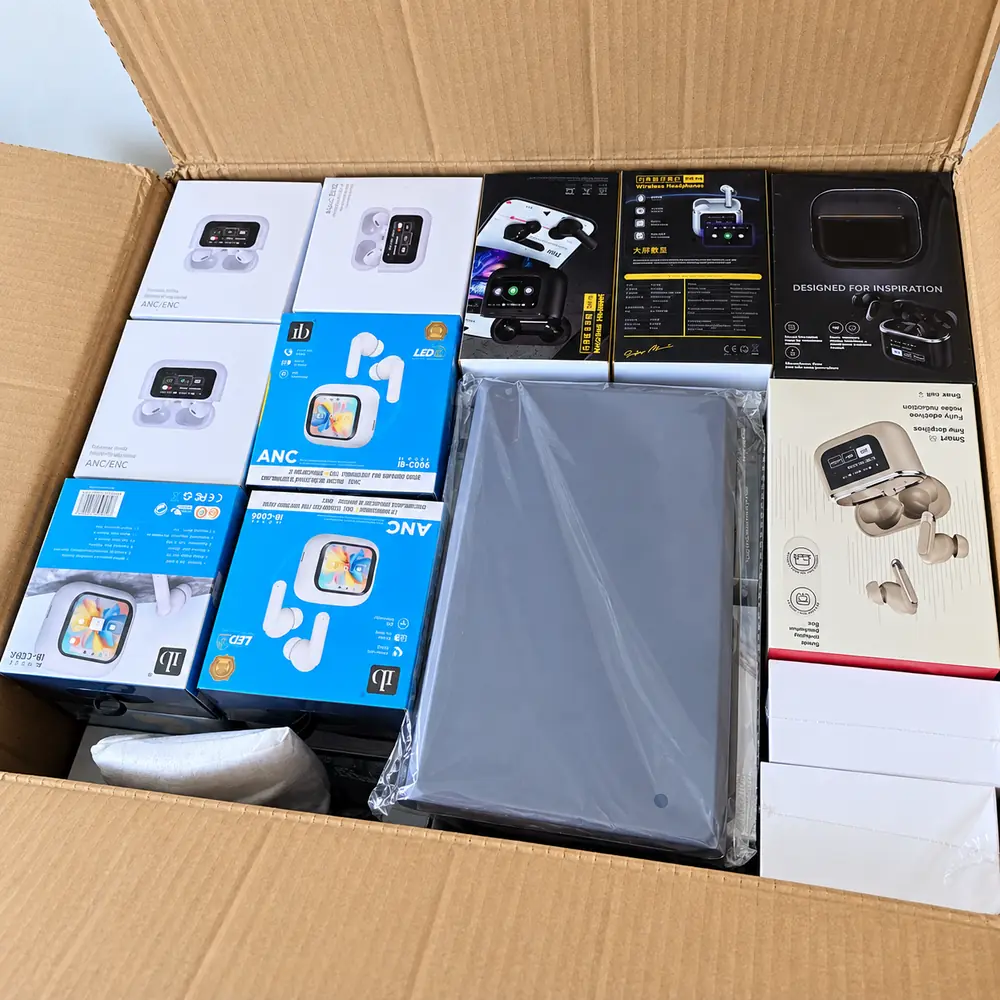 Caja con productos electrónicos embalados