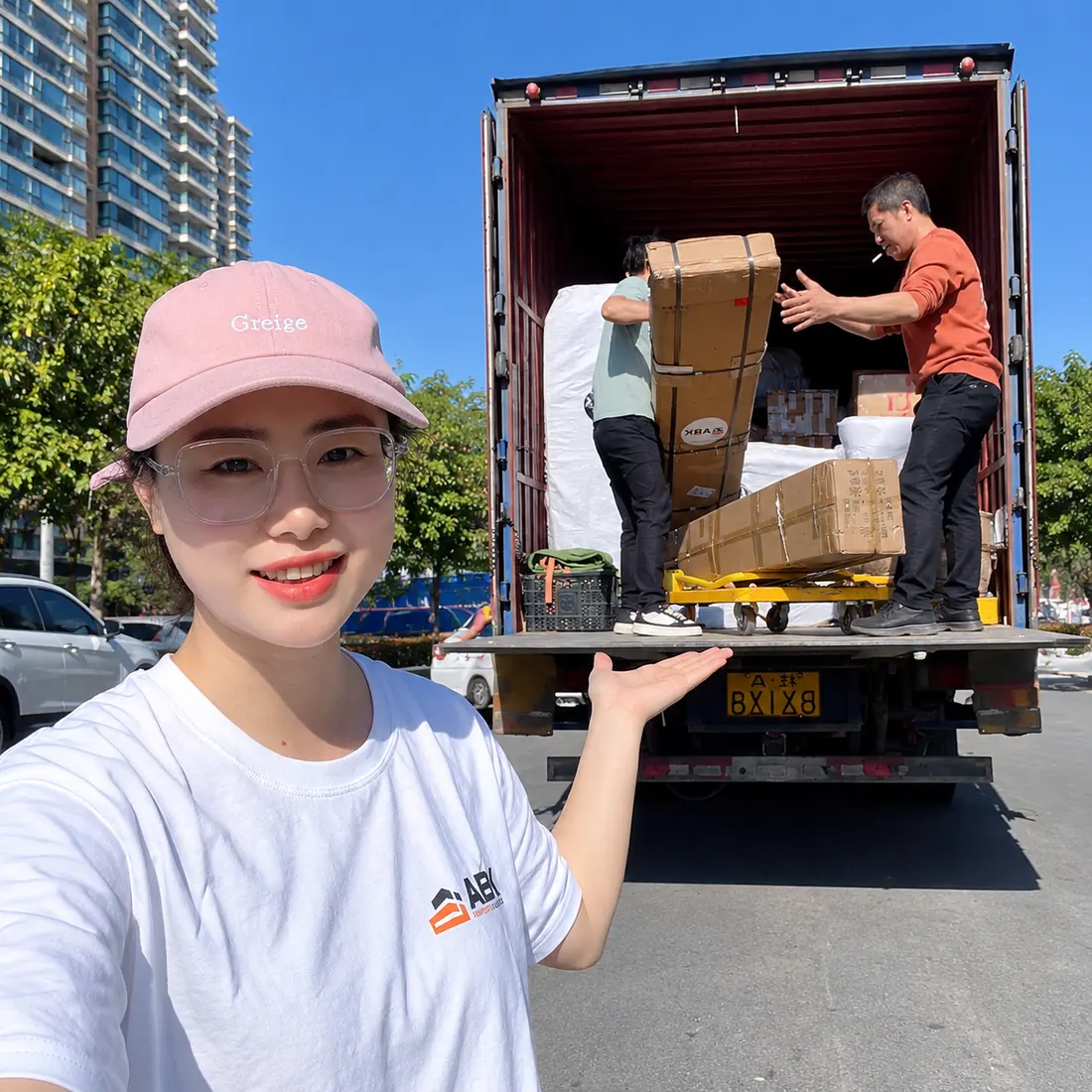 Equipo ABK cargando mercadería en un contenedor