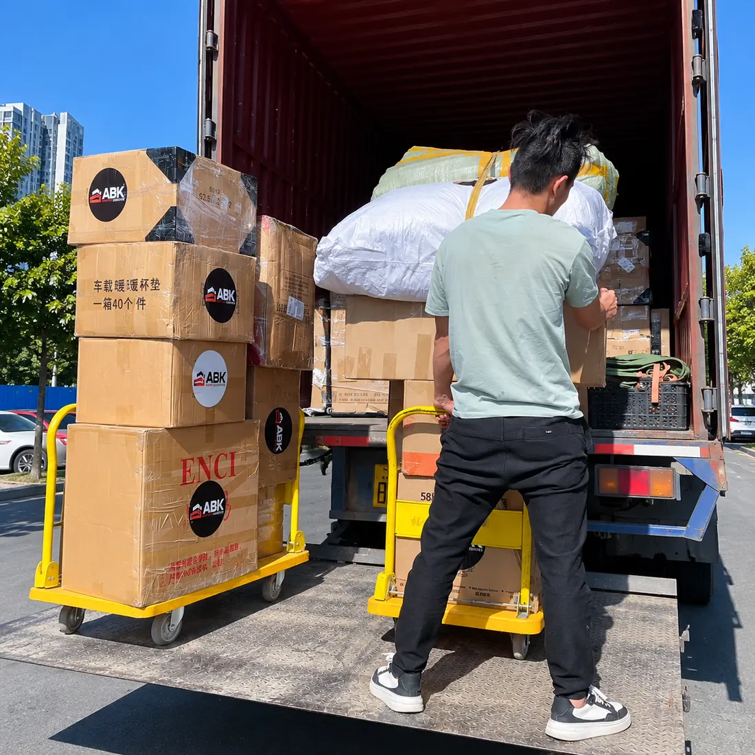 Cajas ABK durante la carga de un contenedor