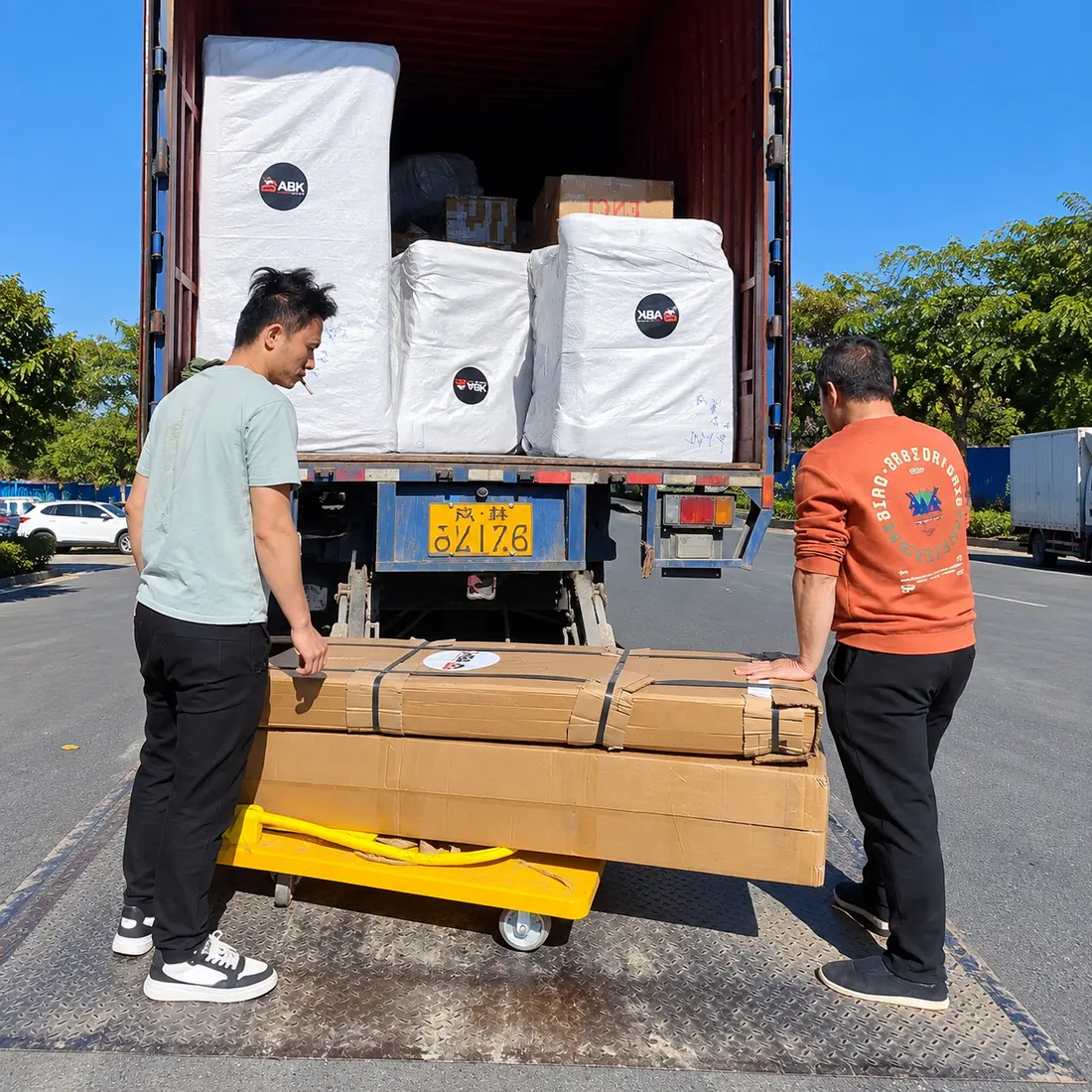 Personal trasladando paquetes al contenedor