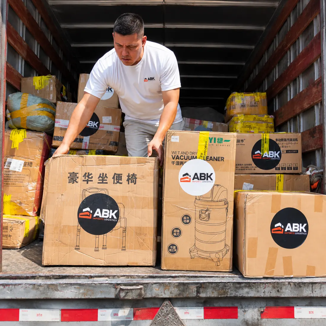 Colocación de cajas ABK en el vehículo de carga
