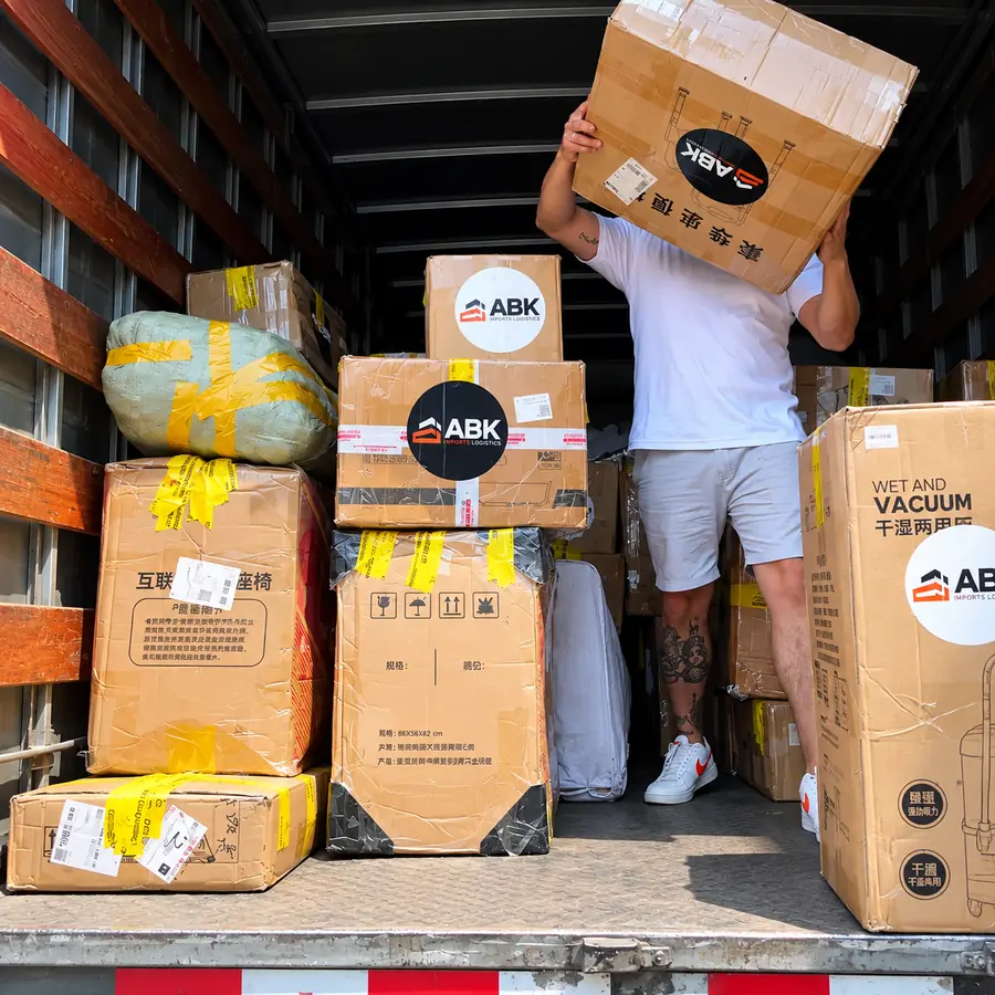Mercadería de clientes ABK preparada para transporte