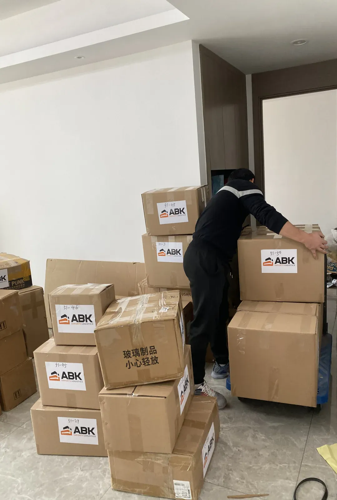 Manipulación de cajas identificadas con el logo de ABK Imports Logistics